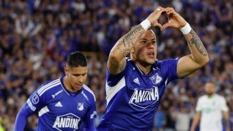 Jugadores de Millonarios FC celebrando un gol.