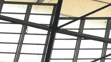 La hinchada del Manchester City celebra en las gradas tras obtener el título de Premier League