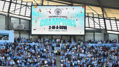 La hinchada del Manchester City celebra en las gradas tras obtener el título de Premier League