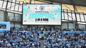La hinchada del Manchester City celebra en las gradas tras obtener el título de Premier League