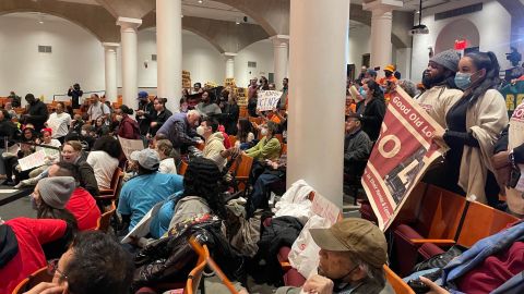 INquilinos en la reuniōn de la Junta de Regulaciōn de Alquileres NYC