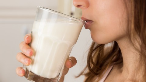 Mujer bebiendo leche