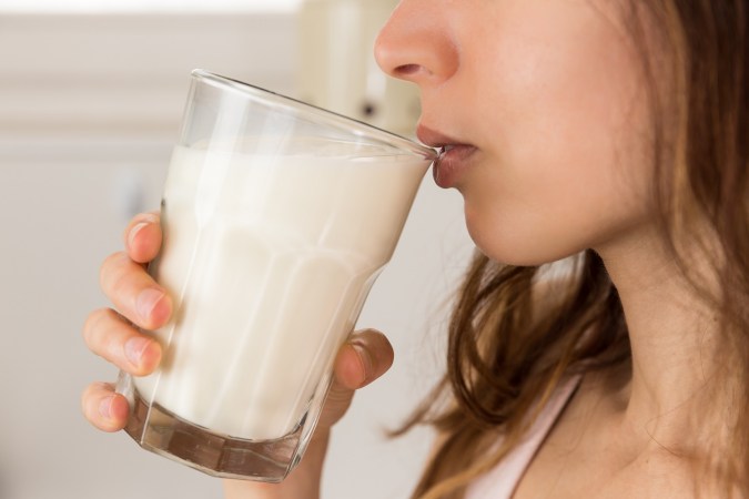 Mujer bebiendo leche