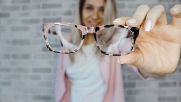 Unas gafas de sol con una ola encima.