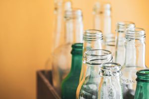 Botellas de vidrio o plástico: ¿cuáles hacen menos daño al planeta?