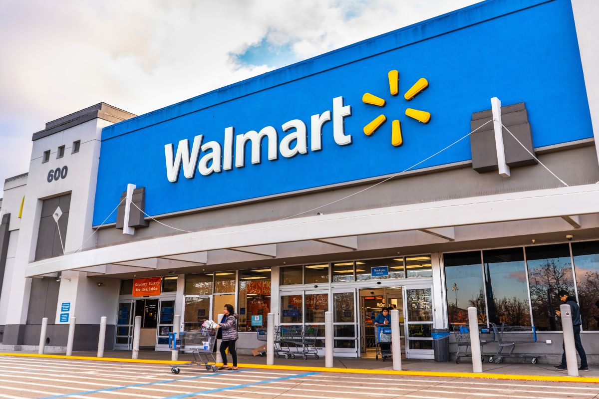 Walmart will have to pay a $500,000 fine for selling illegal weapons on its website