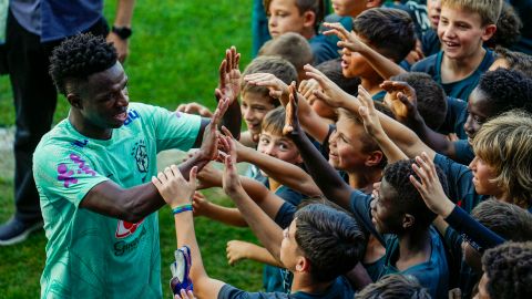 Vinícius Júnior durante la sesión de entrenamiento de la selección brasileña en la Ciudad Deportiva Dani Jarque, en Barcelona.