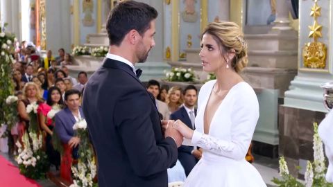 Michelle Renaud y Matías Novoa en el capítulo final de la telenovela "La Herencia", producción de Juan Osorio que se transmitió por Las Estrellas en México y actualmente pasa por Univision en Estados Unidos. Fotos cortesía de la producción/México, 18 de julio 2022.