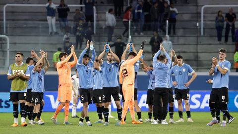 Jugadores de Uruguay celebran su clasificación a las semifinales del Mundial sub-20.