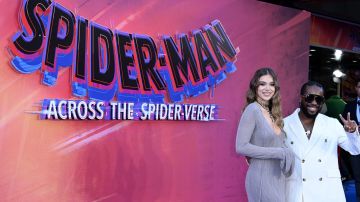 Hailee Steinfeld y Shameik Moore juntos para la premier de 'Spider-Man: Across the Spider-Verse'.