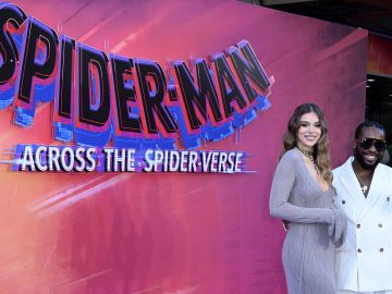 Hailee Steinfeld y Shameik Moore juntos para la premier de 'Spider-Man: Across the Spider-Verse'.