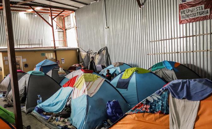 Migrantes mexicanos desplazados por la violencia acaparan la frontera en Tijuana.