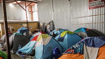 Migrantes mexicanos desplazados por la violencia acaparan la frontera en Tijuana.
