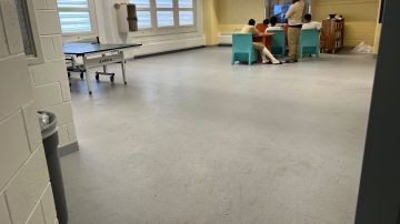 Internos de Rikers Island en una sala de recreación