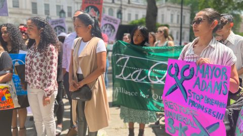 En una manifestación afuera de la Alcaldía, exigieron al mandatario la inclusión de $20 millones para guarderías y programas de educación temprana