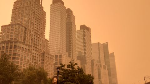 Nube de humo en el Upper West Side de Manhattan, 7 de junio 2023.