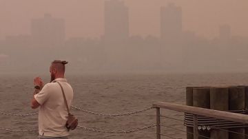 Vista del río Hudson y Nueva Jersey cubiertos de humo desde Manhattan,  miércoles 7 de junio.