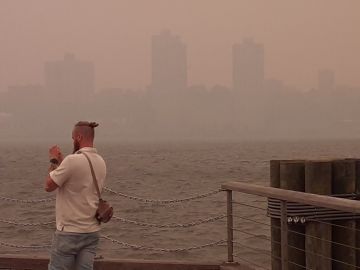 Vista del río Hudson y Nueva Jersey cubiertos de humo desde Manhattan,  miércoles 7 de junio.