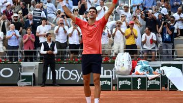 Novak Djokovic celebra tras ganarle a Casper Ruud en la final del Roland Garros.