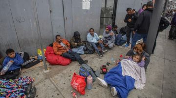 Inmigrantes que buscan asilo en EEUU acampan en cruce fronterizo en la mexicana Tijuana.