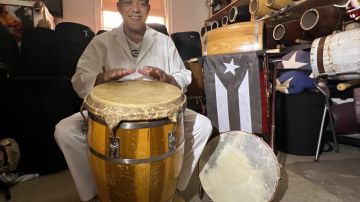El músico de Bomba, Dr. Drum, cofundador de Bombayo, en su estudio en El Bronx