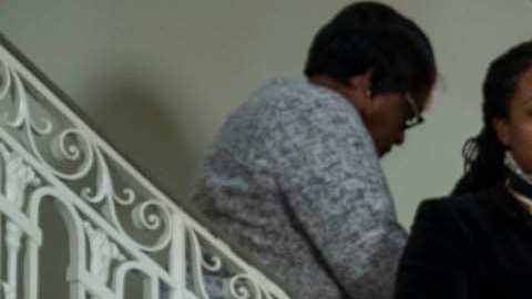 El alcalde Eric Adams anunciando la creación de un programa de refugio en 50 centros de culto de NYC