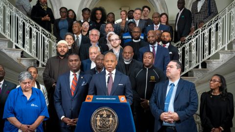 El alcalde Eric Adams anunciando la creación de un programa de refugio en 50 centros de culto de NYC
