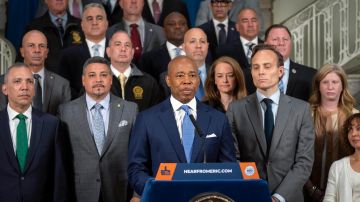 El alcalde Eric Adams anunció un tentativo aumento salarial para 32,000 empleados del NYPD, Correcionales, Bomberos y Saneamiento que estén bajo representación de sus sindicatos