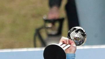 Jugadores de la Selección Uruguaya reciben el trofeo que los acredita como campeones del Mundial Sub-20 2023.