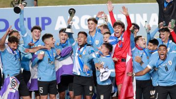 Jugadores de la Selección Uruguaya reciben el trofeo que los acredita como campeones del Mundial Sub-20 2023.