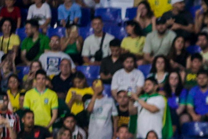 Jugadores de Brasil se arrodillan antes del comienzo del partido ante Guinea Ecuatorial para protestar contra el racismo.
