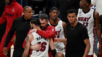 Jugadores de Miami Heat celebran luego del triunfo ante Denver Nuggets.