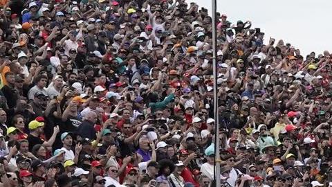 Max Verstappen cruzando la meta en el GP de Canadá.