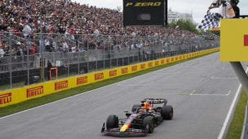 Max Verstappen cruzando la meta en el GP de Canadá.