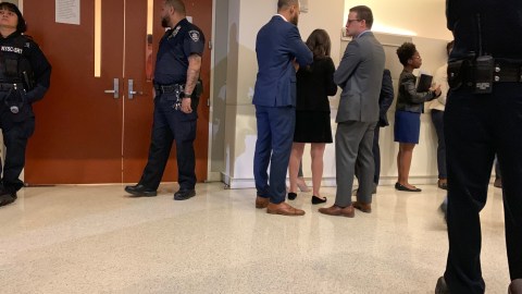 Instan a la Gobernadora Hochul a promulgar ley que elimina requisito notarial en cortes civiles