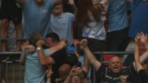 Los jugadores del Manchester City celebran el segundo gol de Gündogan con su hinchada.