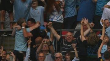 Los jugadores del Manchester City celebran el segundo gol de Gündogan con su hinchada.