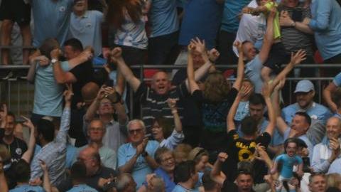 Los jugadores del Manchester City celebran el segundo gol de Gündogan con su hinchada.