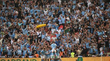 Los jugadores del Manchester City celebran el segundo gol de Gündogan con su hinchada.