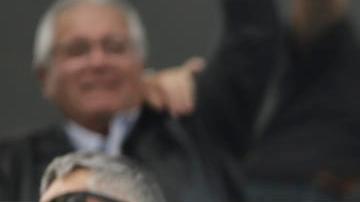 Hinchas uruguayos celebran en el partidos de semifinfal entre Uruguay e Israel.