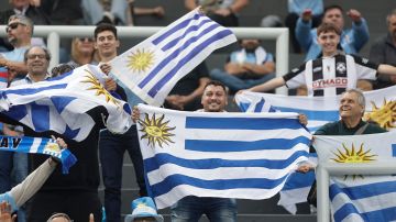 Hinchas uruguayos celebran en el partidos de semifinfal entre Uruguay e Israel.