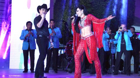 La actriz Maribel Guardia junto a su hijo fallecido.