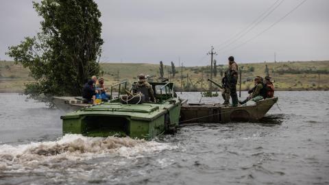 Una embarcación navega en medio de la Inundación en la región de Mykolaiv tras el colapso de la represa