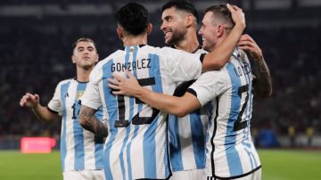 Cristian Romero celebra su gol con sus compañeros de la selección argentina.