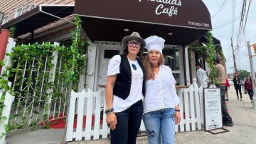 Las hermanas Patricia Bernard y Luz Helena Bermúdez,  frente a su negocio Empanadas Café