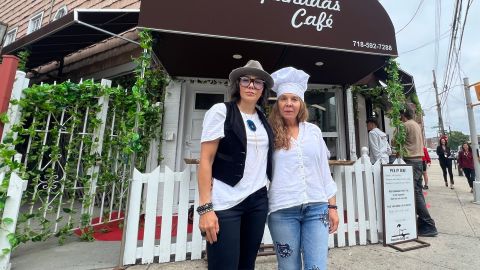 Las hermanas Patricia Bernard y Luz Helena Bermúdez, frente a su negocio Empanadas Café