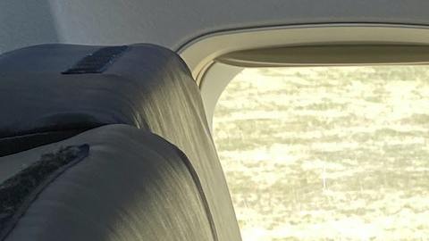 Madre y bebé avión