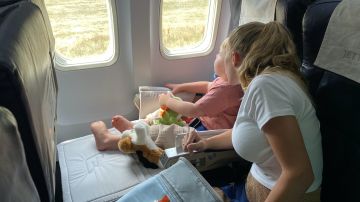 Madre y bebé avión