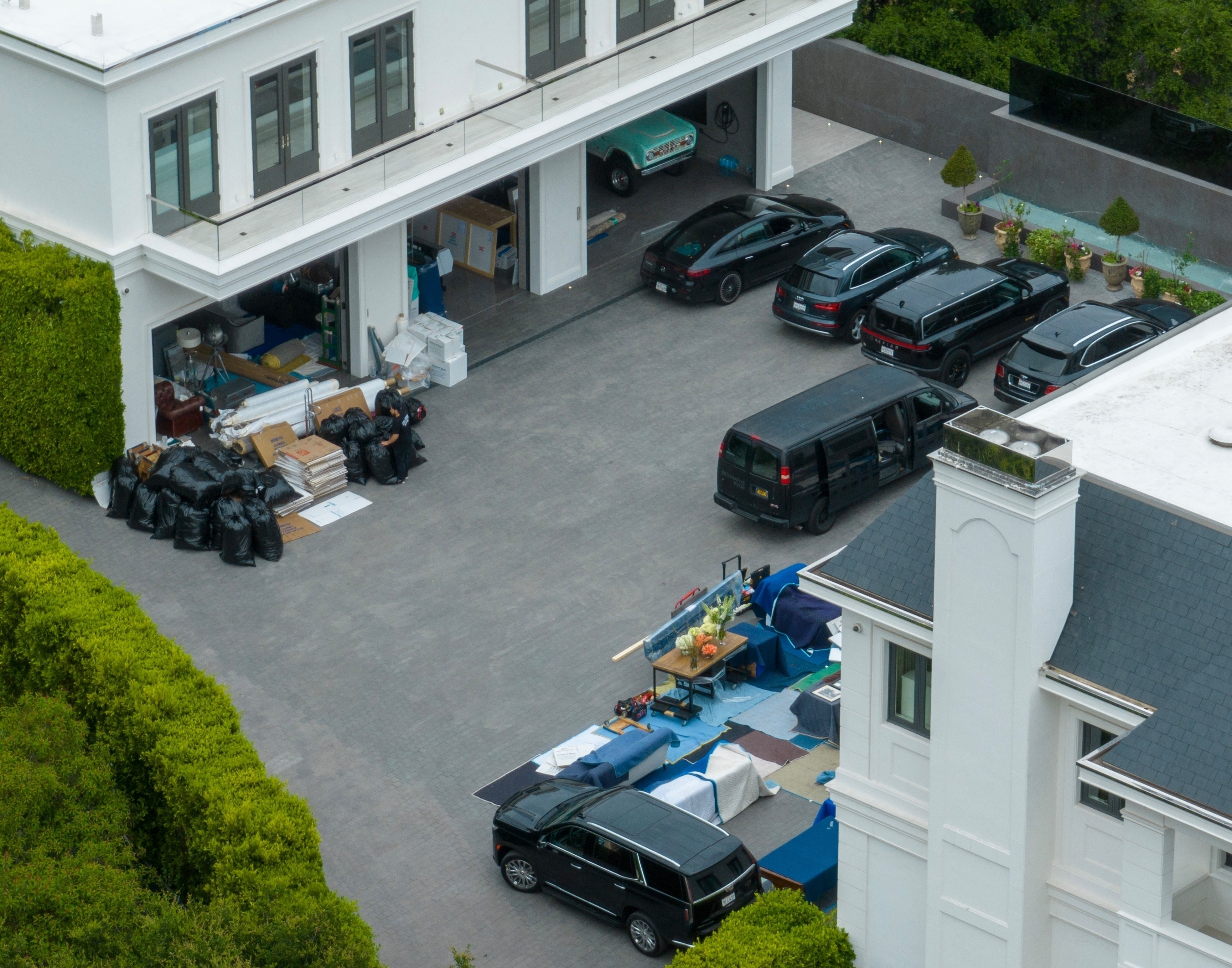 Las fotos muestran muebles y otras pertenencias dentro de bolsas negras/ Foto: Grosby Group.