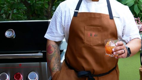 "Prepárese para mejorar sus habilidades con la parrilla e impresionar a sus amigos y familiares este verano", dice el chef Fernández. Foto: Bryan Fisher